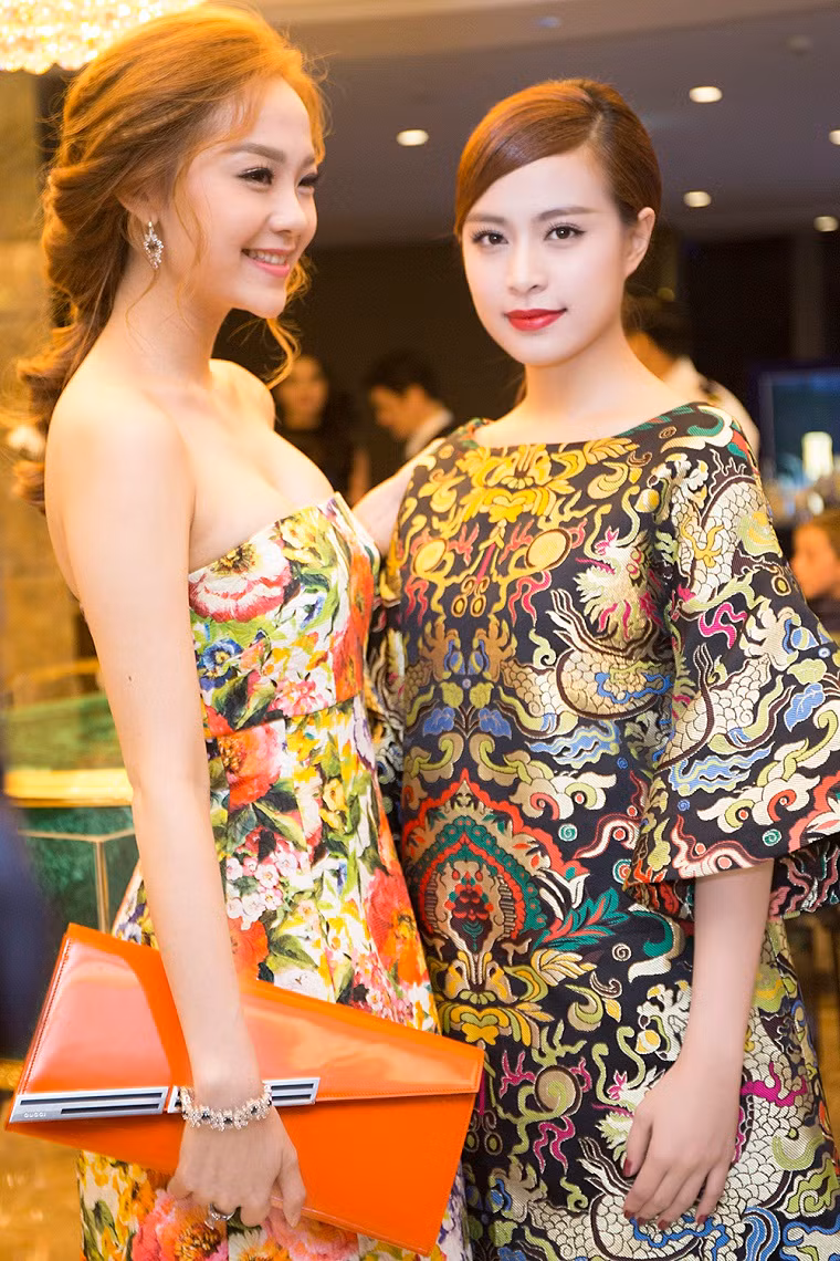 Trong khi Minh Hằng chọn chiếc đầm hoa cúp ngực quyến rũ, Hoàng Thùy Linh lại sang trọng, quý phái với chiếc đầm gấm được thiết kế dành riêng cho mình.