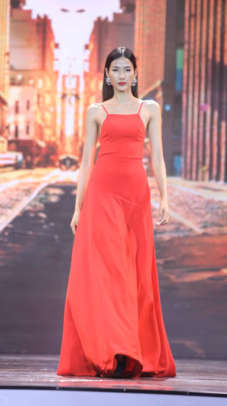 Hoàng Thùy và Trang Khiếu là hai gương mặt mới xuất thân từ Vietnam's Next Top Model và được đánh giá có nhiều triển vọng.