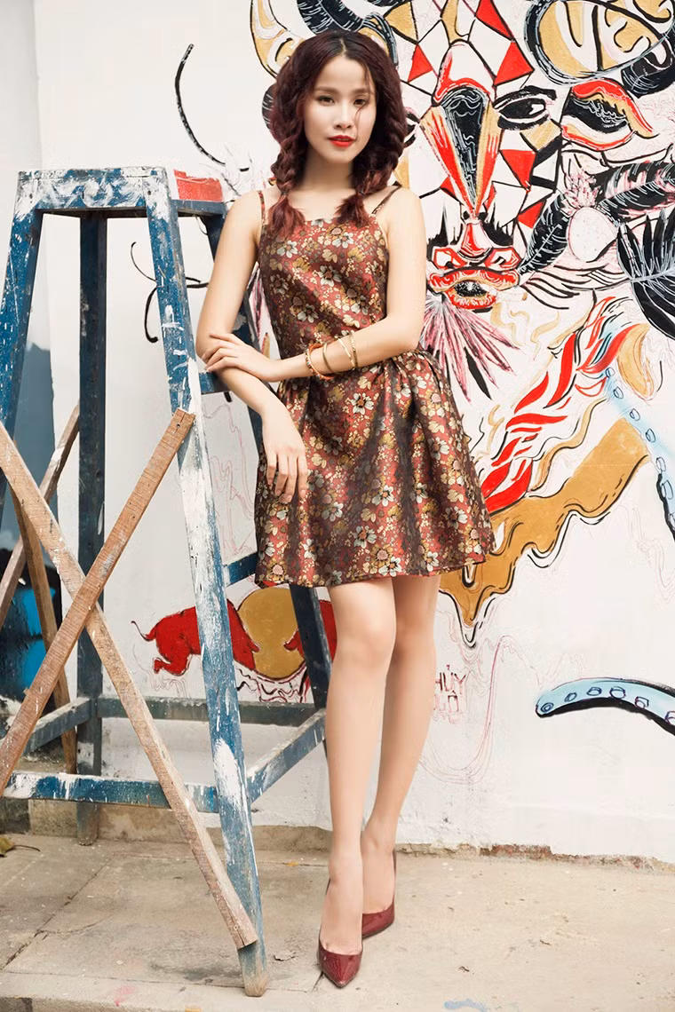 Cô trở lại showbiz với hình ảnh mới - một nữ diễn viên xinh đẹp và là bà mẹ đơn thân yêu đời, tràn đầy sức sống.