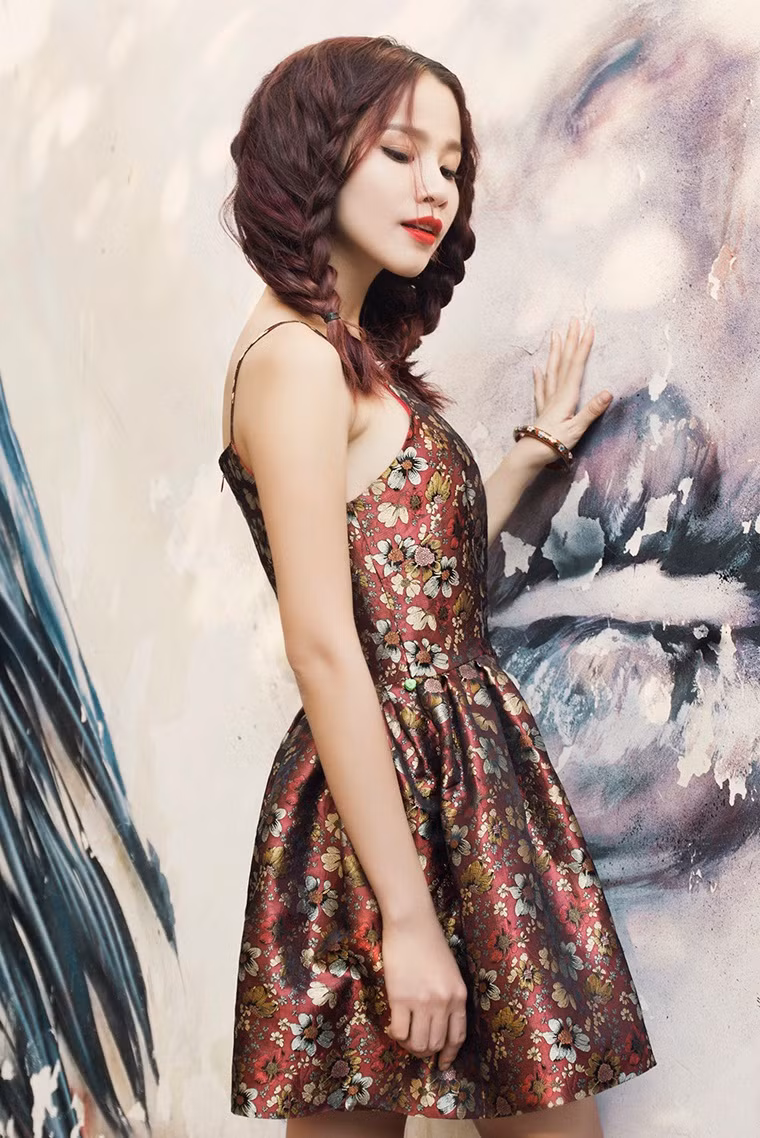 Diện trang phục của NTK Thủy Nguyên, "gái một con" Bảo Trúc đẹp kiêu sa, mặn mà.