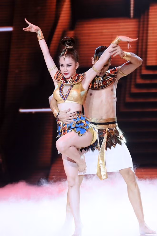 Với lợi thế về sắc vóc, khả năng diễn xuất, biểu cảm và sự nỗ lực tập luyện, "bà mẹ nhí" từng bước khẳng định được khả năng nhảy múa qua nhiều màn hóa thân xuất sắc.