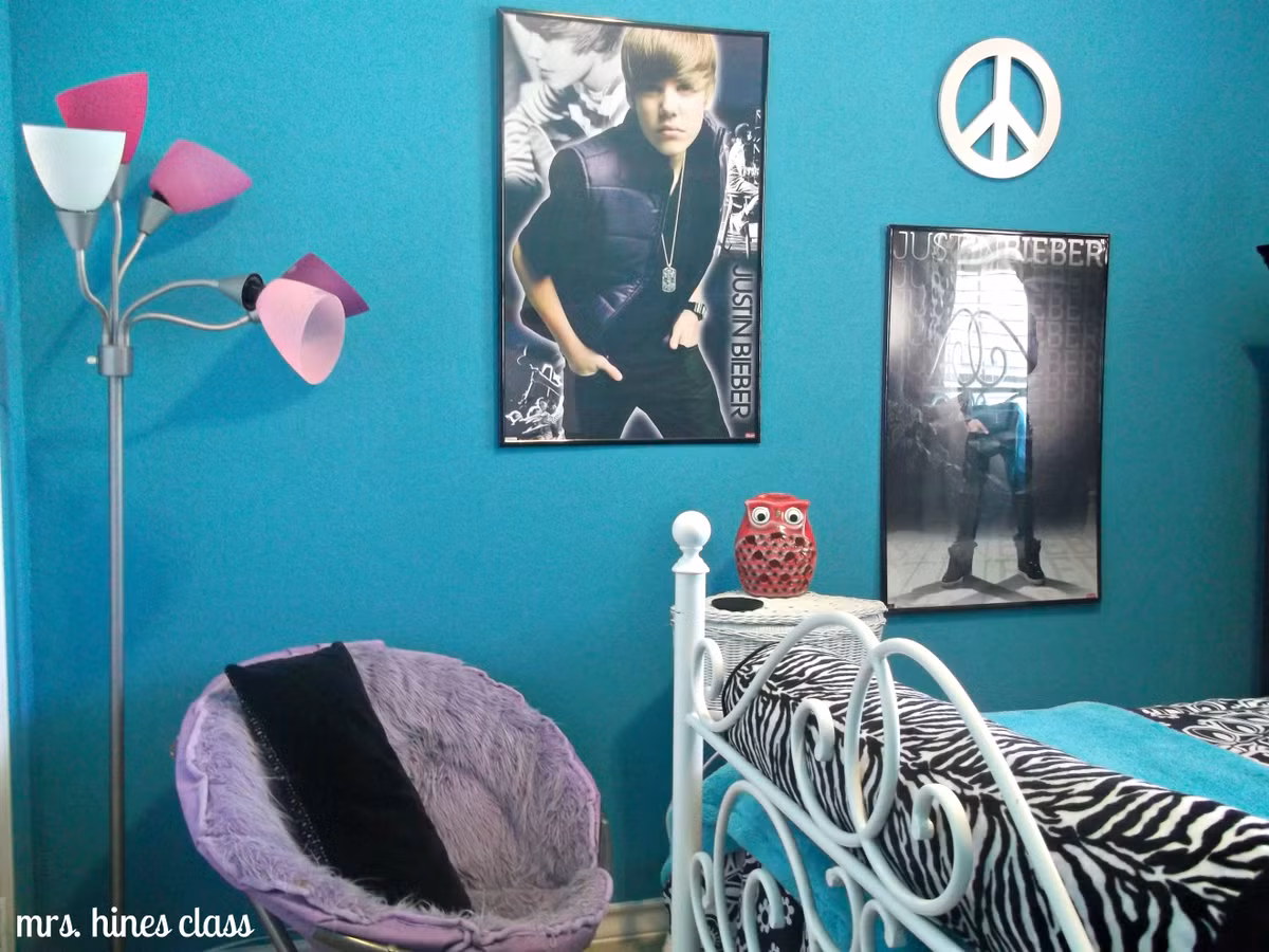 Phòng ngủ trang trí với họa tiết hầm hố. Ảnh: Imanada.