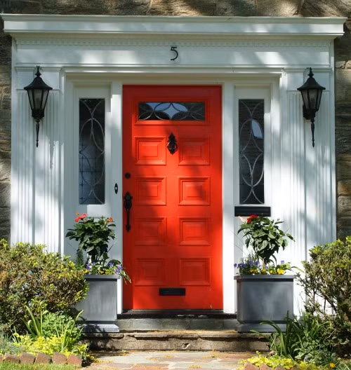 Với ngôi nhà hướng Nam hoặc Tây Nam thì cánh cửa màu đỏ tươi sẽ đem lại may mắn cho gia chủ. Ảnh: Adore Your Place.