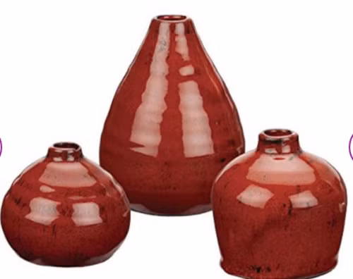 Những chiếc bình màu đỏ trang trí trong nhà mang đến may mắn về sức khỏe cho gia chủ. Ảnh: About.