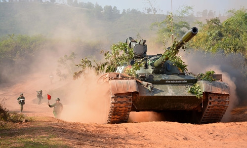 Ngoài pháo phản lực BM-21, xe tăng Lữ đoàn 202 dẫn bộ binh tiến công địch đổ bộ đường không.