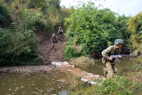 Cán bộ, chiến sĩ Trung đoàn 141 lợi dụng địa hình, địa vật cơ động vào vị trí xuất phát xung phong.