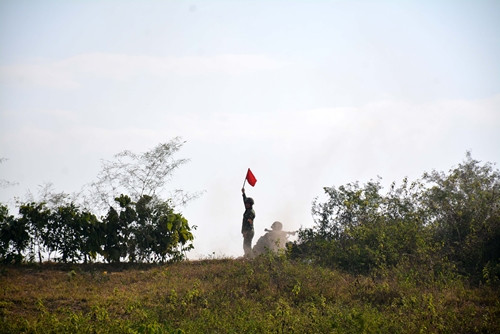 Chiến sĩ B41 thực hành tiêu diệt mục tiêu.