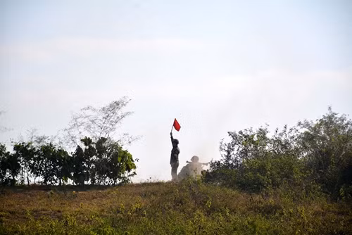 Chiến sĩ B41 thực hành tiêu diệt mục tiêu.