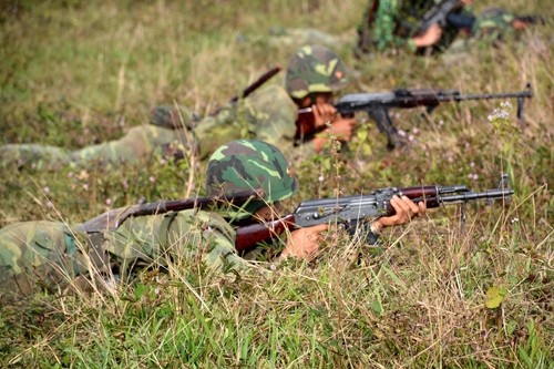 Cán bộ, chiến sĩ Trung đoàn 141 xung phong tiêu diệt mục tiêu.