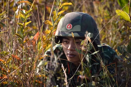 Cán bộ, chiến sĩ Trung đoàn 141 lợi dụng địa hình, địa vật cơ động vào vị trí xuất phát xung phong.