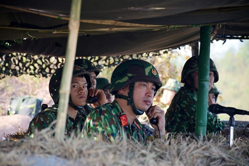 Do làm tốt mọi công tác chuẩn bị nên quá trình thực hành bắn đạn thật, các lực lượng bộ binh, xe tăng, xe thiết giáp, pháo binh, pháo phòng không… của quân đoàn đã phối hợp nhịp nhàng tiêu diệt 100% mục tiêu đảm nhiệm, an toàn tuyệt đối về người và vũ khí trang bị. Ảnh: Lãnh đạo, chỉ huy Trung đoàn 141 triển khai nhiệm vụ qua hệ thống thông tin.