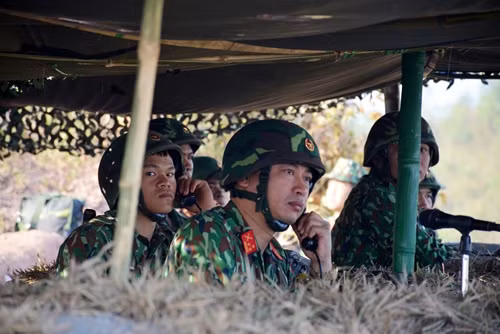 Do làm tốt mọi công tác chuẩn bị nên quá trình thực hành bắn đạn thật, các lực lượng bộ binh, xe tăng, xe thiết giáp, pháo binh, pháo phòng không… của quân đoàn đã phối hợp nhịp nhàng tiêu diệt 100% mục tiêu đảm nhiệm, an toàn tuyệt đối về người và vũ khí trang bị. Ảnh: Lãnh đạo, chỉ huy Trung đoàn 141 triển khai nhiệm vụ qua hệ thống thông tin.