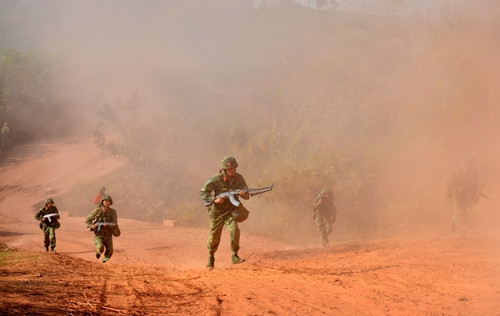 Cán bộ, chiến sĩ Trung đoàn 141 xung phong tiêu diệt mục tiêu.