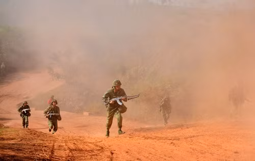 Cán bộ, chiến sĩ Trung đoàn 141 xung phong tiêu diệt mục tiêu.