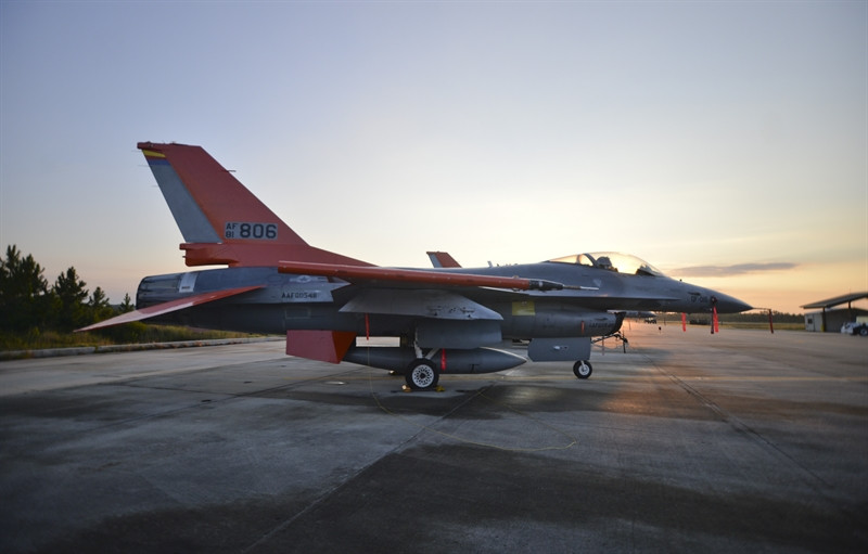 Phần mềm điều khiển của Boeing cho phép QF-16 có thể bay ở chế độ "không người lái" dưới sự kiểm soát của hệ thống điều khiển mặt đất là DRGCS (Gulf Range Drone Control System - Hệ thống Điều khiển Máy bay không người lái tầm xa) hoặc được điều khiển bằng GRDCS (Drone Formation Control System - Hệ thống Điều khiển Đội hình Máy bay không người lái).