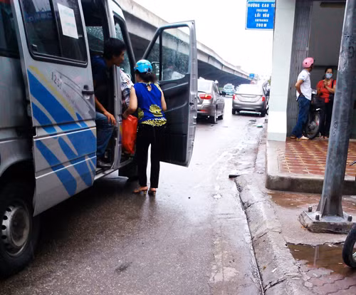 Trước thông tin này, Uỷ ban ATGT vừa đề nghi các cơ quan chức năng xử lý nghiêm tình trạng nhiều xe khách chạy "rùa bò" bắt khách trên đường Nguyễn Xiển, Khuất Duy Tiến. Ảnh minh họa. Nguồn: Tuổi Trẻ.