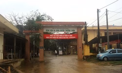 Liên quan đến thông tin một Phó giám đốc Bệnh viện có clip "nóng" với nữ điều dưỡng gây bức xúc dư luận, ngày 14/6, Huyện ủy Thường Xuân (Thanh Hóa) cho biết Thường vụ Huyện ủy đã họp và đưa ra hình thức kỷ luật đối với ông Trần Văn Minh, Phó giám đốc bệnh viện Thường Xuân. Sau khi bị cách chức Phó giám đốc và các chức vụ trong Đảng, ông Minh vẫn là Đảng viên và là nhân viên của bệnh viện. Ảnh: BV Đa khoa Huyện Thường Xuân (Thanh Hóa).