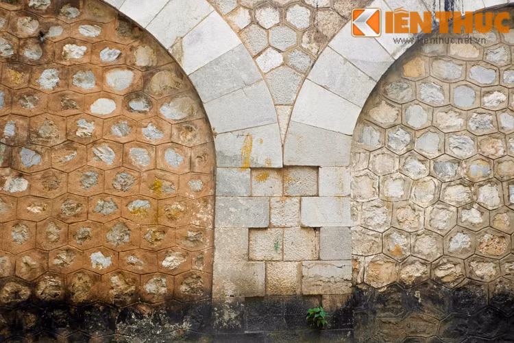 Những năm thập kỷ 70, nhiều người vô gia cư, buôn bán đã dùng các vòm cầu để làm nơi sinh sống. Từ đó, 127 vòm cầu này đã bị bịt kín.