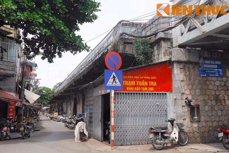 Đầu phố Gầm Cầu có trạm tuần tra, khai báo tạm trú của phường Hàng Giấy.