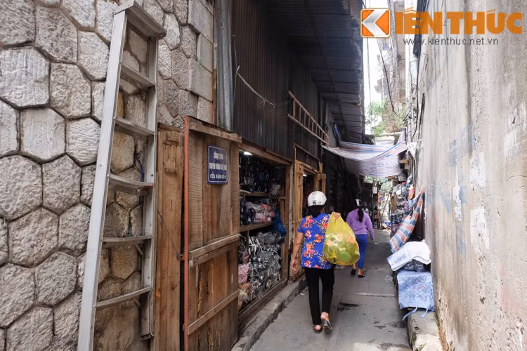 Mặt sau vòm cầu phố Gầm Cầu là các kiot nhỏ, kinh doanh giày dép.