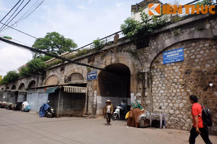 Một con dốc dài khoảng nửa cây số bắt đầu từ đầu Trần Phú - Phùng Hưng đến ga Long Biên, với 131 vòm cầu liên tiếp nhau bằng vật liệu xi măng đá hộc đã được Nha công chính Đông Dương xây dựng cách đây cả trăm năm. Ảnh vòm cầu phía đầu ga Long Biên.