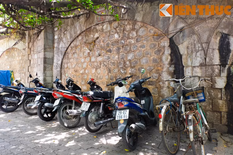 Hiện tại, quanh các khu vòm cầu là nơi người dân tập kết hàng hóa buôn bán, điểm khai thác trông giữ xe.