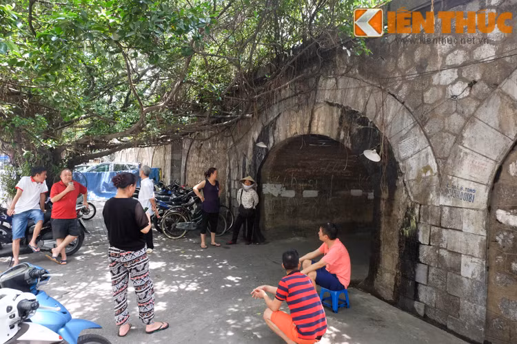 Nhiều người dân thường ngồi ngay dưới cổng vòm để bàn chuyện vì khu vực này khá mát mẻ.