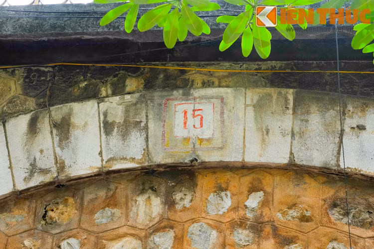 Mỗi vòm cầu đều được đánh số. Vòm sát với mố cầu Long Biên bên bờ sông Hồng phía Hà Nội là vòm số 131.