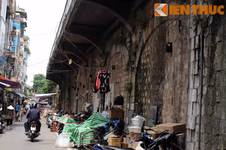 Hay tập kết hàng hóa buôn bán của người dân.