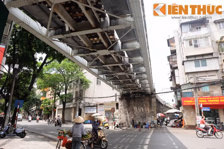 Xen kẽ với các vòm cầu là ba cây cầu qua phố Nguyễn Thiệp, phố Hàng Lược và phố Phùng Hưng.