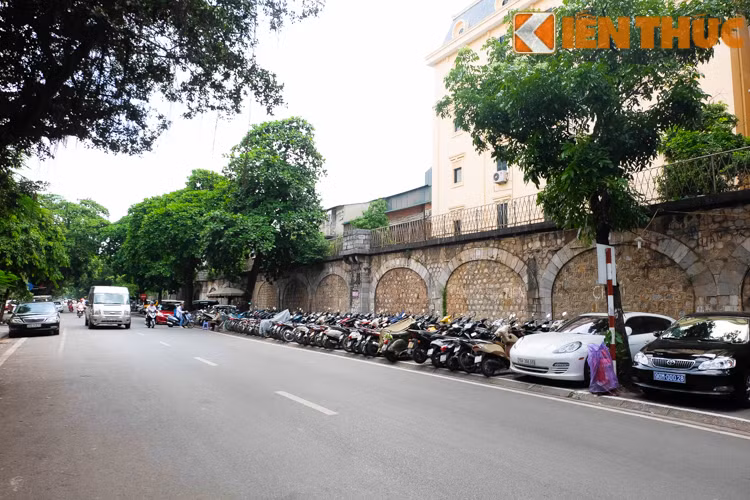 “Việc đục thông vòm cầu không chỉ tạo thêm không gian sinh hoạt văn hóa cho người dân Thủ đô, kích cầu du lịch; mà còn giải quyết nhu cầu đi lại và sinh hoạt của nhân dân, đặc biệt là tại phố Gầm Cầu nhỏ hẹp, mặt đường xuống cấp, không có hệ thống thoát nước, gây khó khăn cho việc đi lại và sinh hoạt của người dân,” ông Nguyễn Đức Chung nói.