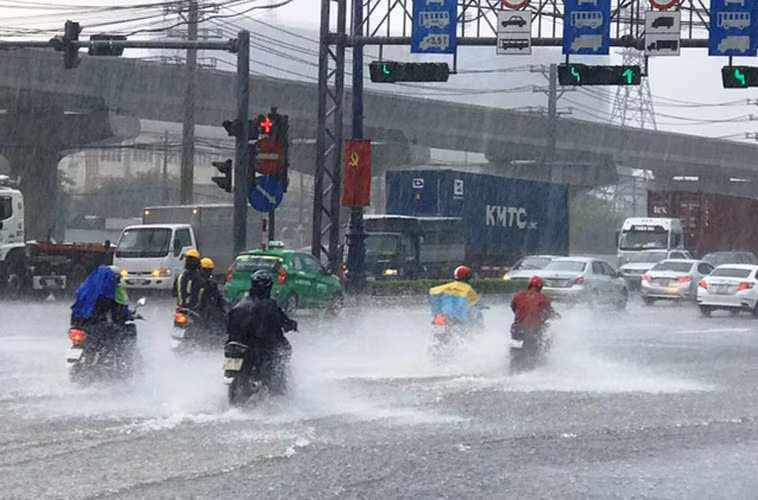 Mưa trắng trời ở khu vực cửa ngõ từ các tỉnh vào trung tâm TP HCM chiều 4/6.