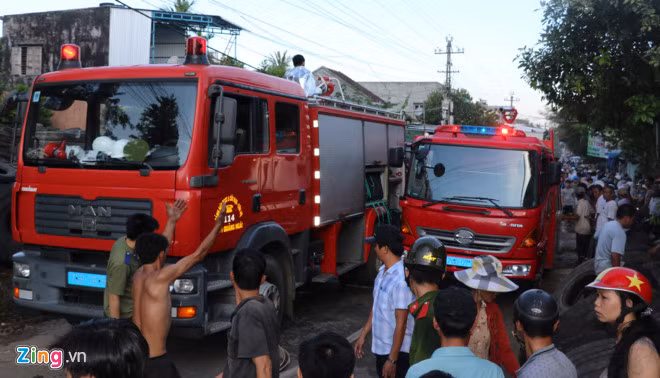 Tuyến đường từ TP Quảng Ngãi về làng tái chế lốp xe Nghĩa Hòa (huyện Tư Nghĩa) chật hẹp nên xe chữa cháy tiếp cận hiện trường rất khó khăn.