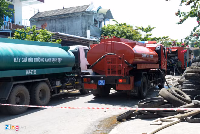 Đại tá Lê Xuân Hưng, Phó phòng Cảnh sát chữa cháy - Cứu hộ và Cứu nạn (Công an tỉnh Quảng Ngãi), cho hay có khoảng 10 xe chữa cháy, xe bồn chở nước cùng hơn 300 người tham gia dập lửa ở hai xưởng tái chế lốp ôtô ông Thu và ông Hoàng.