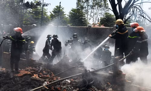 Đến 11h trưa nay, vụ hỏa hoạn ở hai xưởng tái chế lốp ôtô này mới được dập tắt hoàn toàn. Bước đầu, cơ quan công an nhận định nhiều khả năng chủ cơ sở tái xế lốp xe đã đốt lá hun khói xua đuổi muỗi từ chiều hôm trước và bất cẩn đã gây ra vụ cháy này.