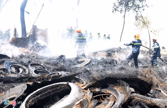 Hai xưởng lốp ôtô bị lửa thiêu rụi thành đống tro tàn.