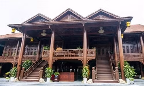 Ngôi nhà sàn gỗ lim được thi công trong vòng hơn 2 năm