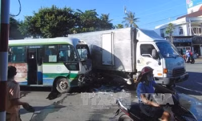 Sáng 15/6, tại vòng xoay đường Trần Huỳnh rẽ vào đường Bà Huyện Thanh Quan (thuộc phường 7, thành phố Bạc Liêu, tỉnh Bạc Liêu) xảy ra tai nạn giao thông giữa xe tải và xe buýt làm 4 người bị thương, phải nhập viện điều trị. Ảnh: TTXVN.