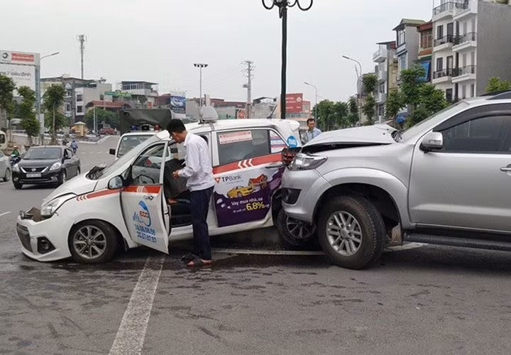 Tiếp đó, chiếc Fortuner còn đâm vào đuôi của taxi mang BKS 30A-948.19 khi xe đang đỗ bên vệ đường, rồi đẩy taxi đi một đoạn lên dải phân cách cứng giữa đường mới chịu dừng lại.