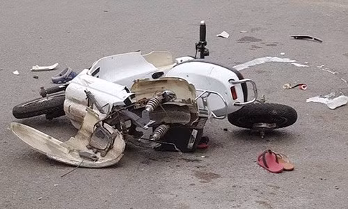 Hai mẹ con trên chiếc xe đạp điện bị thương nặng phải đưa đi viện. Tại hiện trường, xe đạp điện bị chiếc xe ô tô đâm văng cách xa khoảng 10m.