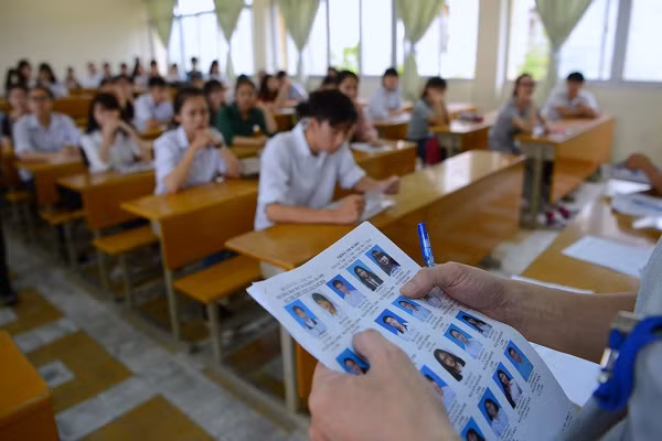 Những vật dụng không được mang vào phòng thi gồm: vũ khí, chất gây nổ, gây cháy, đồ uống có cồn, giấy than, bút xóa, tài liệu, thiết bị truyền tin hoặc chứa thông tin có thể lợi dụng để gian lận trong quá trình làm bài thi và chấm thi. Nếu mang vật dụng trái phép vào phòng thi, thí sinh sẽ bị kỷ luật đình chỉ thi.