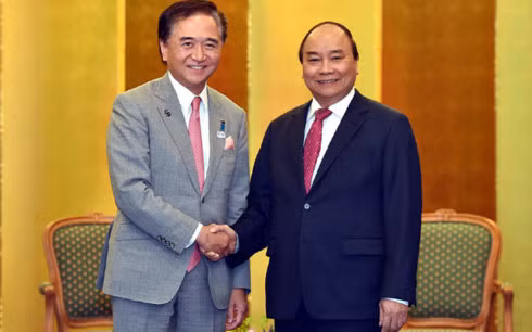 Chiều 6/6, trong khuôn khổ chuyến thăm chính thức Nhật Bản và tham dự Hội nghị Tương lai châu Á lần thứ 23 tại Tokyo Nhật Bản, Thủ tướng Chính phủ Nguyễn Xuân Phúc đã tiếp ông Yuji Kuroiwa, Thống đốc tỉnh Kanagawa và ông Hideaki Omura, Thống đốc tỉnh Aichi. Ảnh: VOV.