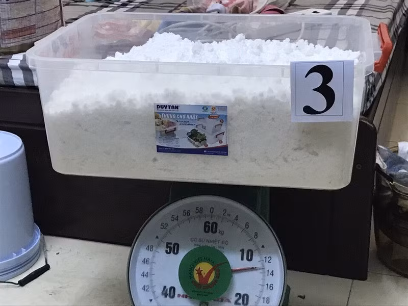 Hóa chất dạng tinh dưới dạng bột.