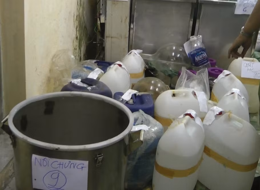 Sau khi chưng xong, hóa chất được bỏ vào can để chuyển qua công đoạn tiếp theo.