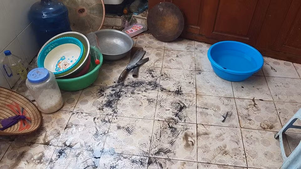 Khu vực sân bếp, được cho là nơi cháu bé tử vong .