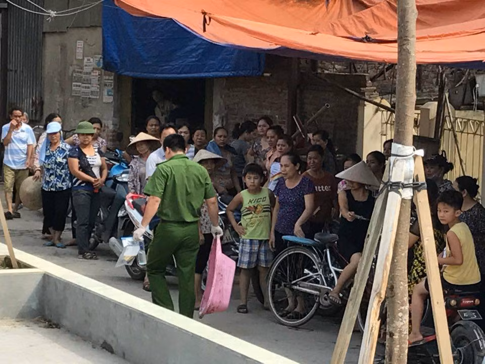 Chiếc chậu nhựa được cơ quan chức năng mang đi để phục vụ điều tra.