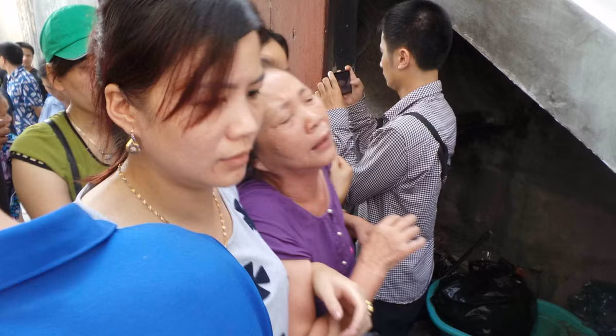 Người thân đau xót trước cái chết của bé trai 33 ngày tuổi.