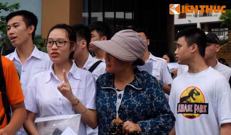 Sau khi kết thúc thi môn Toán, nhiều thí sinh hào hứng chia sẻ về bài thi với người thân.