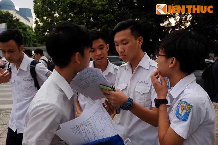 Trần Hoàng Thiên và nhóm bạn đến từ trường THPT Trần Quốc Tuấn (Hà Nội) tranh cãi khá lâu về đề thi và đáp án môn Toán hôm nay. Hoàng Thiên cho rằng: "Thi trắc nghiệm toán thì các thí sinh dễ mắc lỗi khi tô đáp án. Nhiều khi tô đáp án nếu bị mờ hoặc lỗi thì em lo máy không nhận và như thế ảnh hưởng đến kết quả thi".