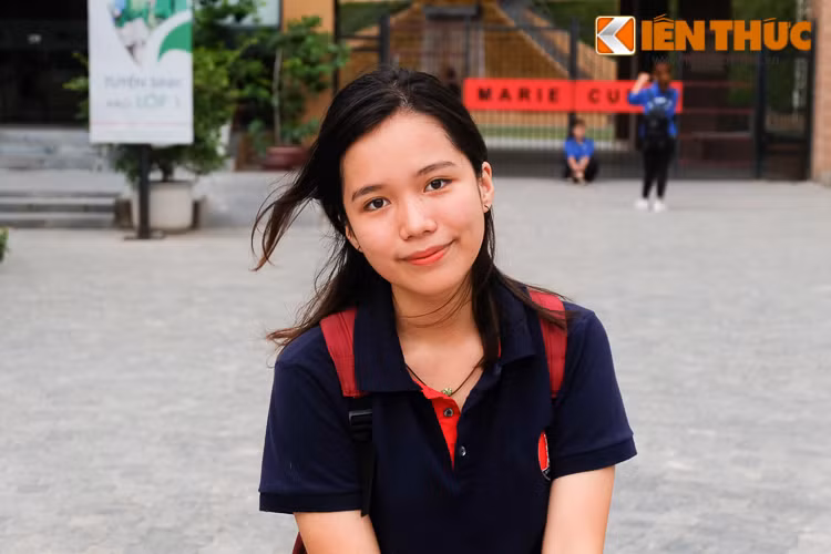 Nữ sinh Lan Thảo (lớp 12G3- trường THPT Marie Curie Hà Nội) khá vui vẻ vì hôm nay làm bài thi tốt.